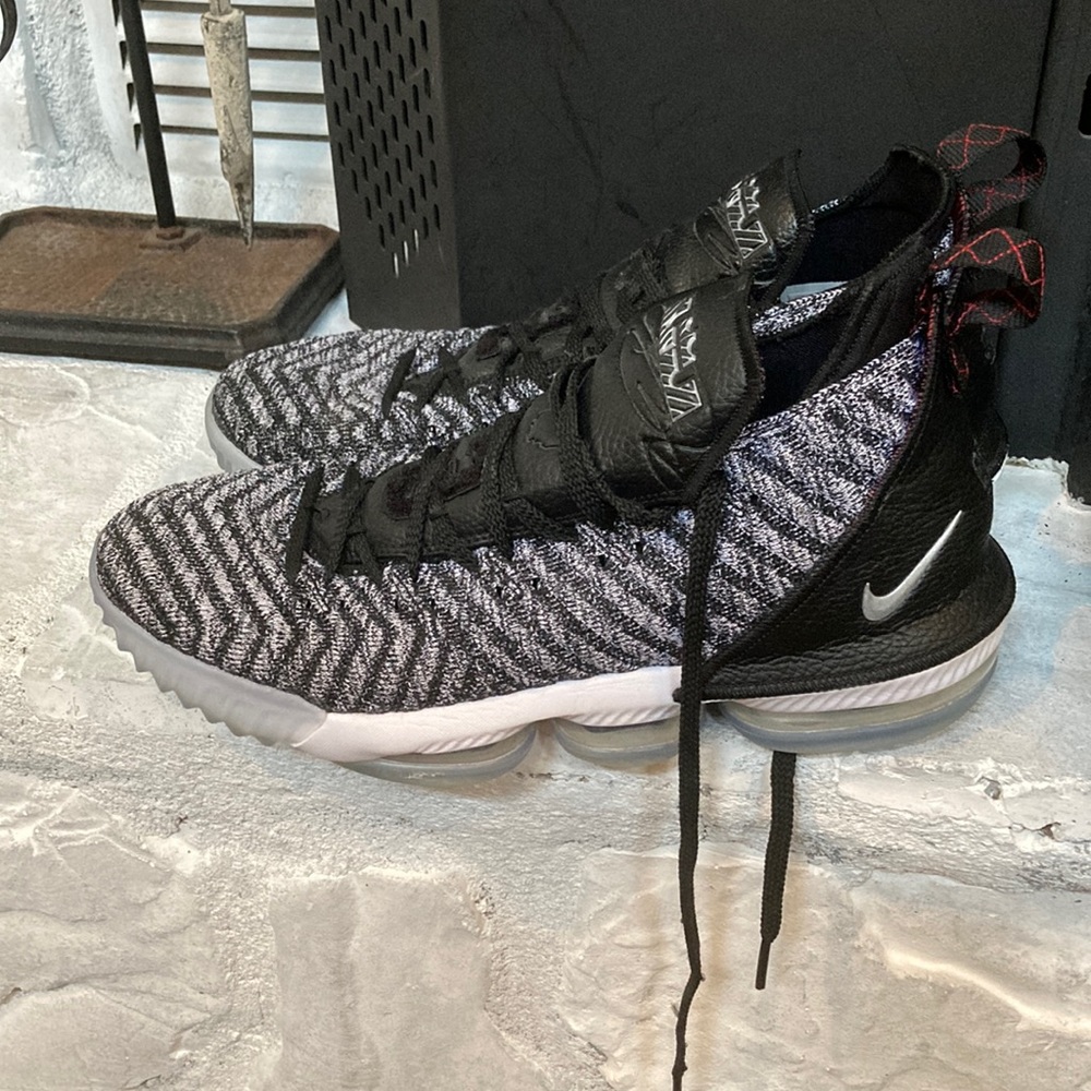 Nike LeBron’s Men’s 11 🏀